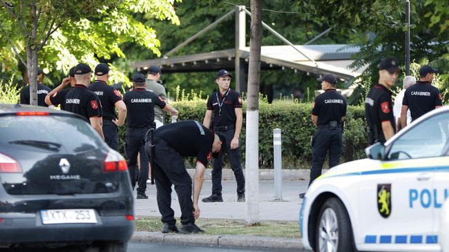 Сотрудники полиции у здания Кишиневского суда перед заседанием по делу депутата от оппозиционного блока Победа Марины Таубер
