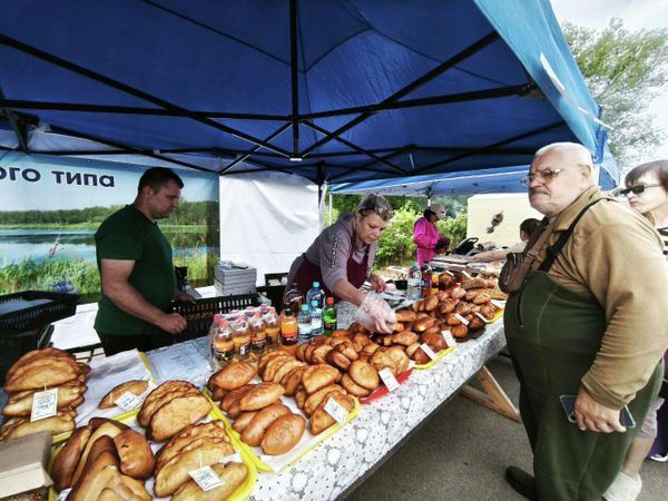 Осташков. Продажа пирогов на фестивале Селигерский рыбник