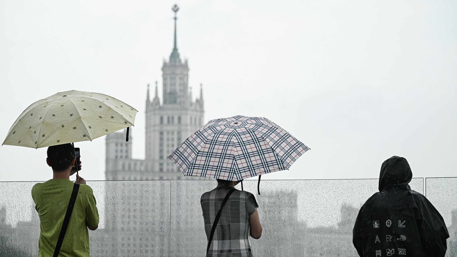 Прохожие во время сильного дождя в Москве Прохожие во время сильного дождя в Москве - РИА Новости, 1920, 23.03.2026