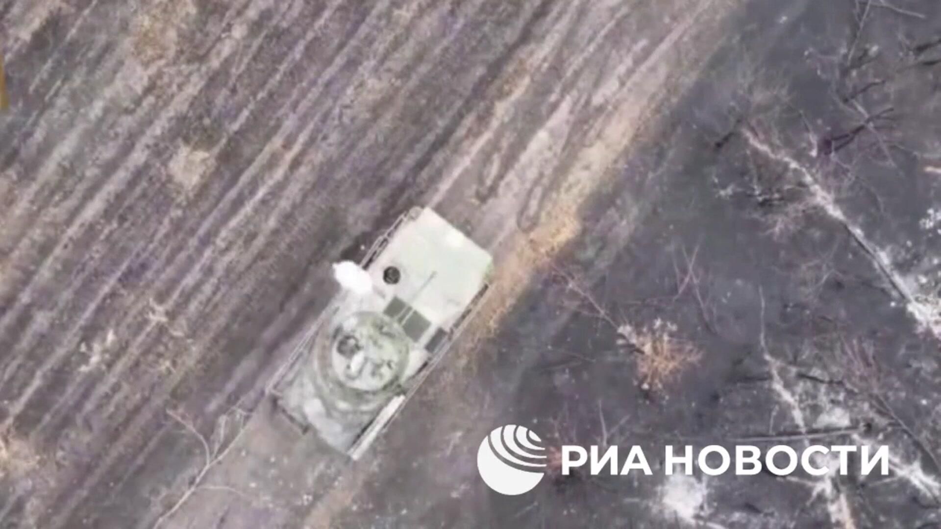 Попадание боеприпаса с дрона в люк машины Попадание боеприпаса с дрона в люк машины - РИА Новости, 1920, 04.08.2025