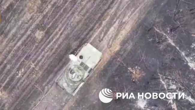 Попадание боеприпаса с дрона в люк машины