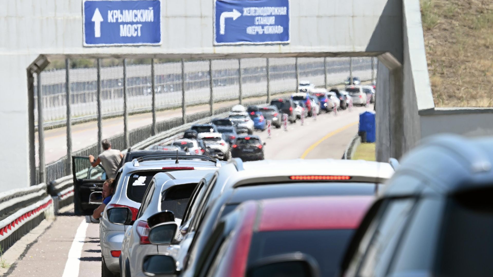 Автомобильная пробка перед Крымским мостом Автомобильная пробка перед Крымским мостом - РИА Новости, 1920, 08.01.2026
