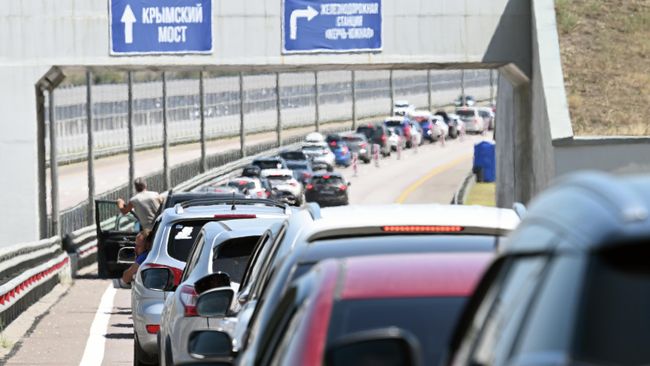 В очереди перед Крымским мостом скопилось более 600 машин