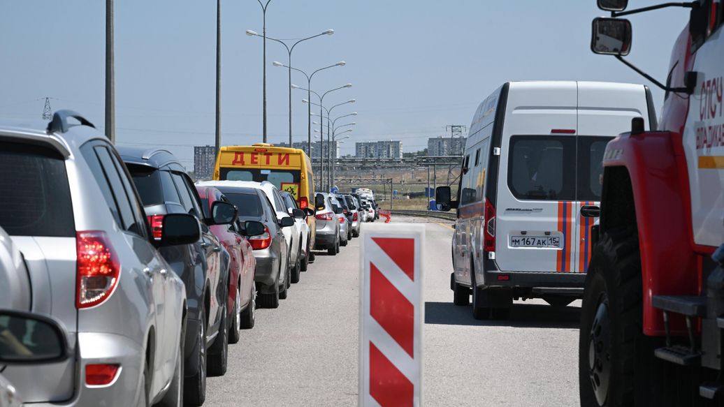 Перед Крымским мостом со стороны Керчи стоят в очереди 500 машин