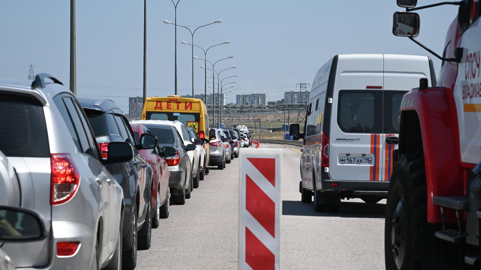 Автомобильная пробка перед Крымским мостом в Керчи Автомобильная пробка перед Крымским мостом в Керчи - РИА Новости, 1920, 13.07.2026