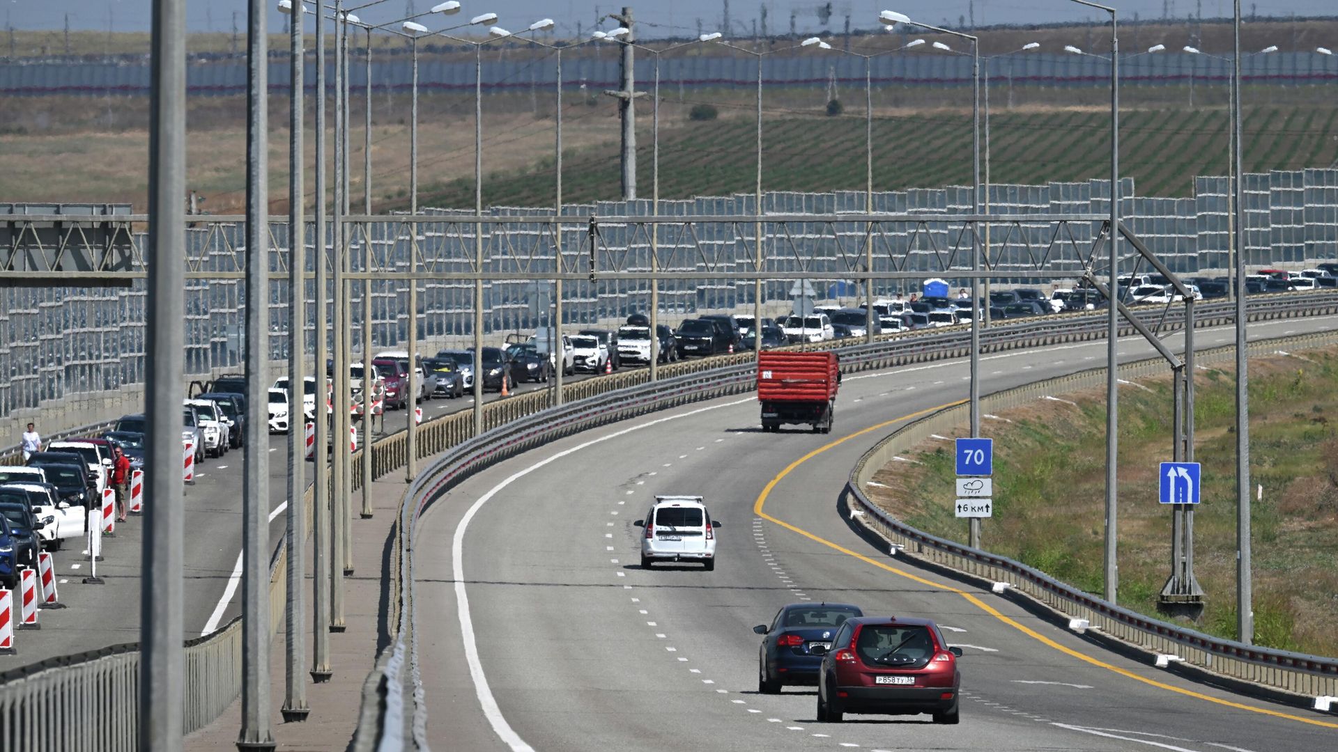 Автомобильная пробка перед Крымским мостом со стороны Тамани Автомобильная пробка перед Крымским мостом со стороны Тамани - РИА Новости, 1920, 27.06.2026