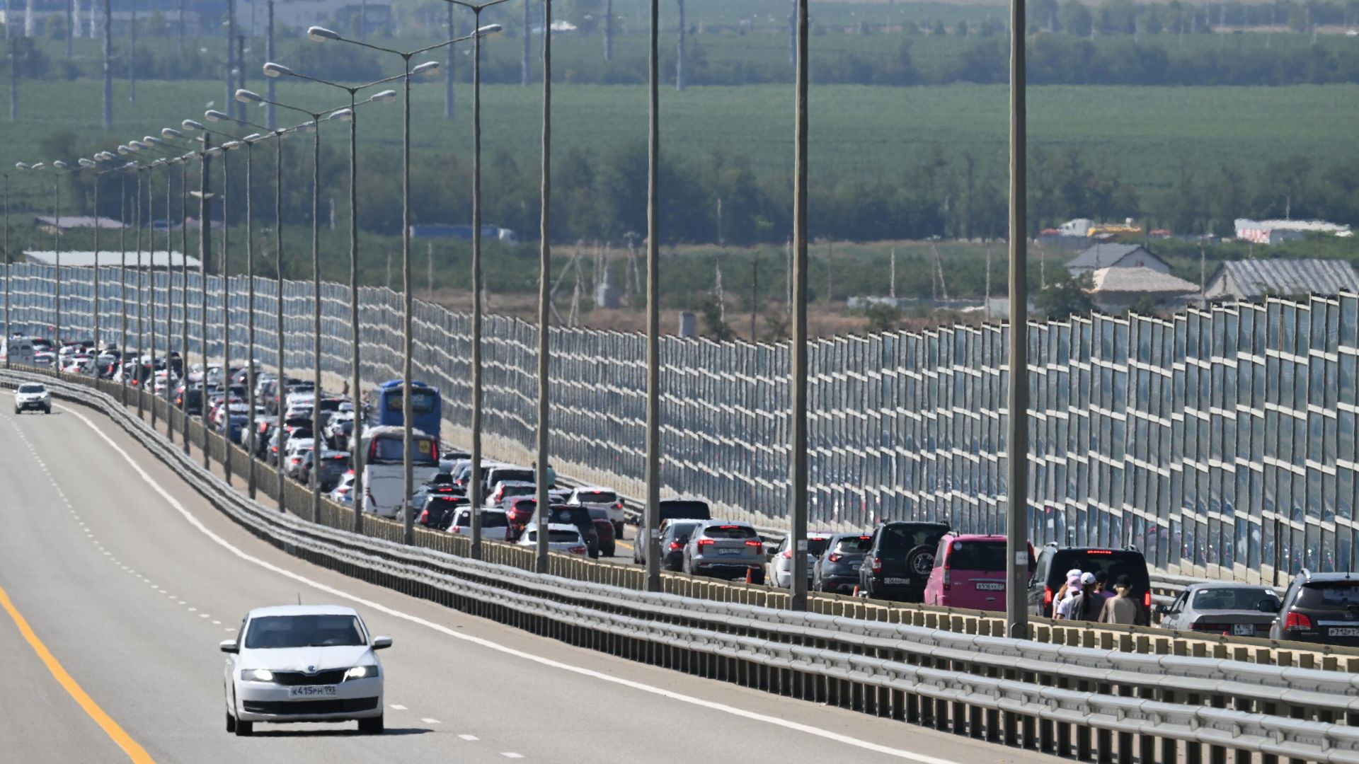 Автомобили перед Крымским мостом Автомобили перед Крымским мостом - РИА Новости, 1920, 30.08.2026