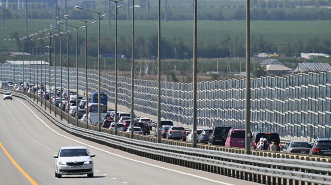 Автомобили перед Крымским мостом