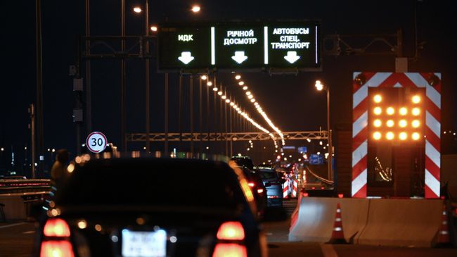 Автомобили перед Крымским мостом