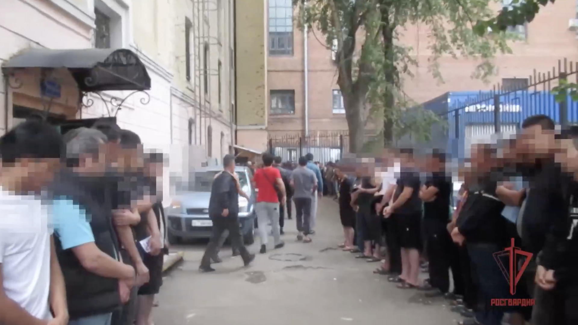 Мигранты-нелегалы, задержанные во время профилактического рейда в Москве Мигранты-нелегалы, задержанные во время профилактического рейда в Москве - РИА Новости, 1920, 05.08.2025