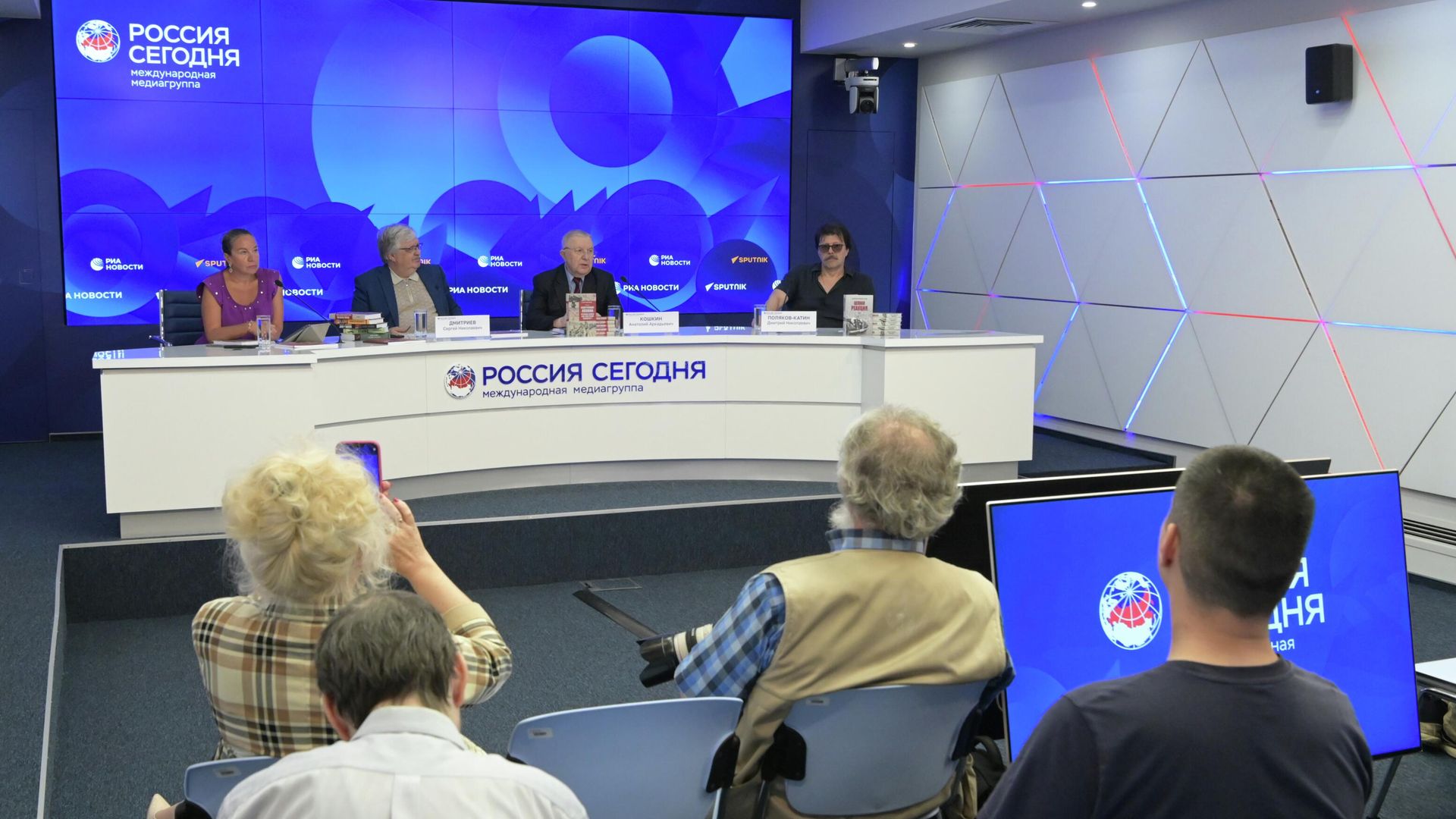 Пресс-конференция к 80-й годовщине окончания Второй мировой войны и презентация книги Анатолия Кошкина Капитуляция Японии: атомная бомба или советский блицкриг? в ММПЦ Россия сегодня в Москве Пресс-конференция к 80-й годовщине окончания Второй мировой войны и презентация книги Анатолия Кошкина Капитуляция Японии: атомная бомба или советский блицкриг? в ММПЦ Россия сегодня в Москве - РИА Новости, 1920, 05.08.2025