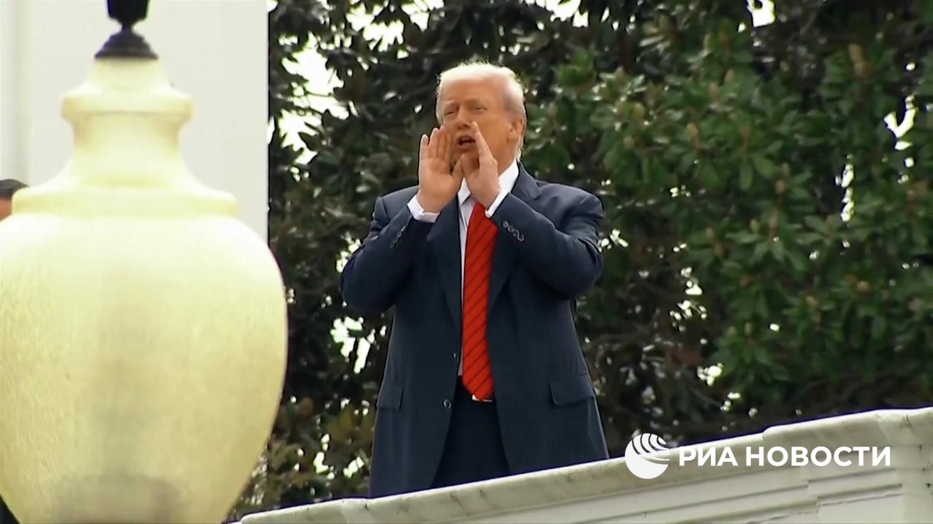 Дональд Трамп на крыше Белого дома Дональд Трамп на крыше Белого дома - РИА Новости, 1920, 05.08.2025