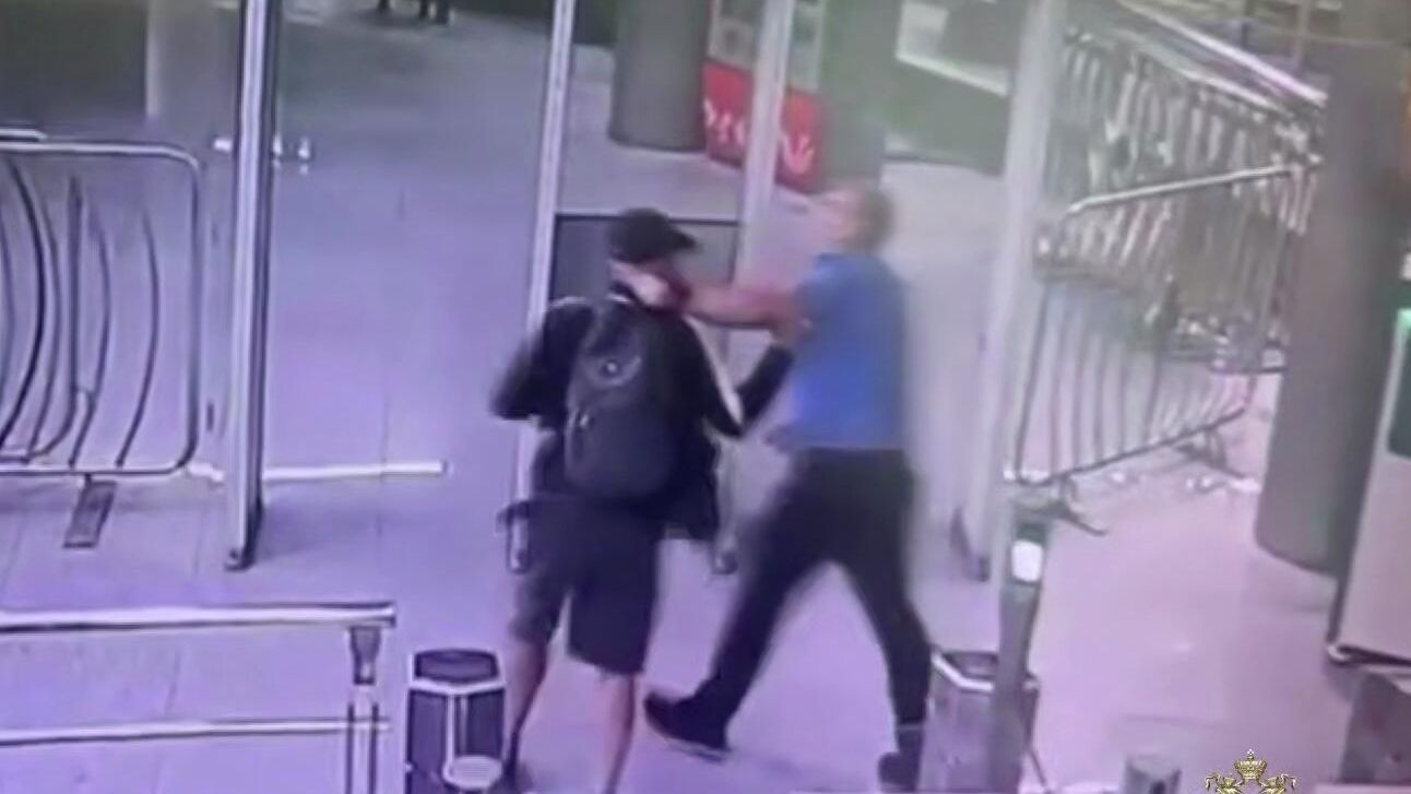 Момент нападения на сотрудника службы безопасности метрополитена на станции метро ЦСКА 5 августа. Кадр видео Момент нападения на сотрудника службы безопасности метрополитена на станции метро ЦСКА 5 августа. Кадр видео - РИА Новости, 1920, 07.07.2026
