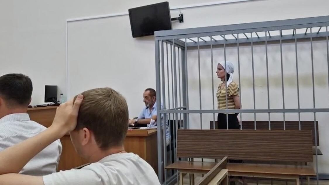 Обвиняемая в продаже кустарного алкоголя жительница Сочи в суде Обвиняемая в продаже кустарного алкоголя жительница Сочи в суде - РИА Новости, 1920, 07.08.2025