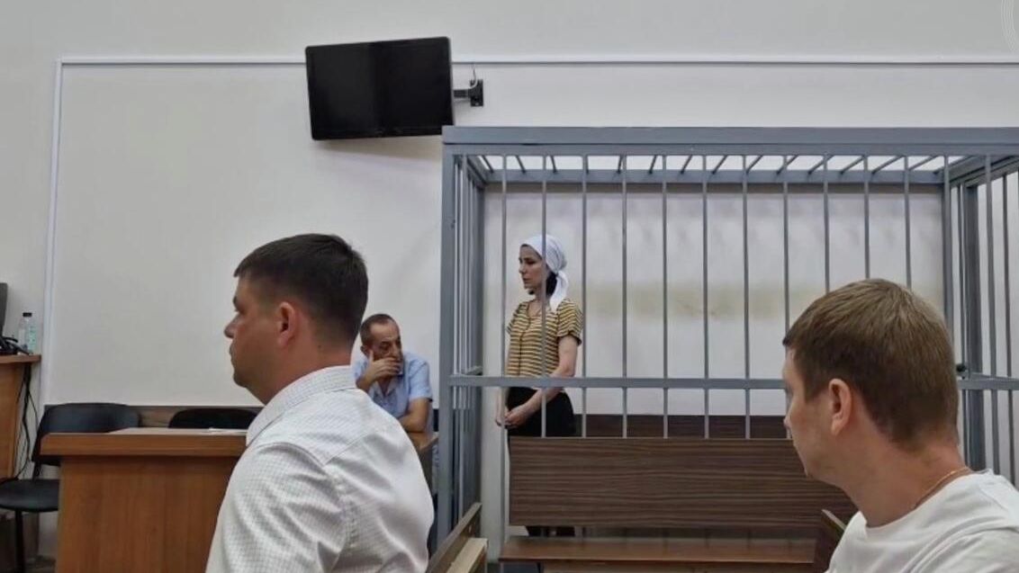 Обвиняемая в продаже кустарного алкоголя жительница Сочи в суде Обвиняемая в продаже кустарного алкоголя жительница Сочи в суде - РИА Новости, 1920, 09.08.2025