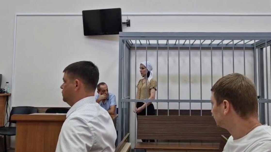 Обвиняемая в продаже кустарного алкоголя жительница Сочи в суде - РИА Новости, 1920, 09.08.2025