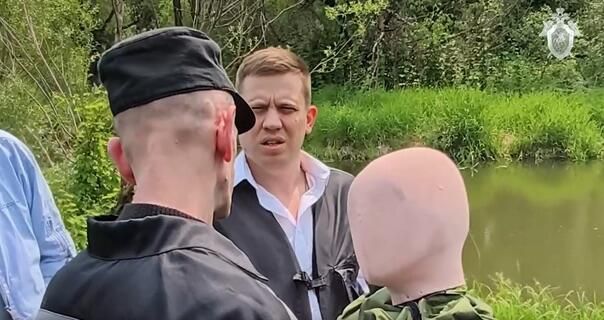 Юферев (слева) показывает место убийства Юферев (слева) показывает место убийства - РИА Новости, 1920, 07.08.2025