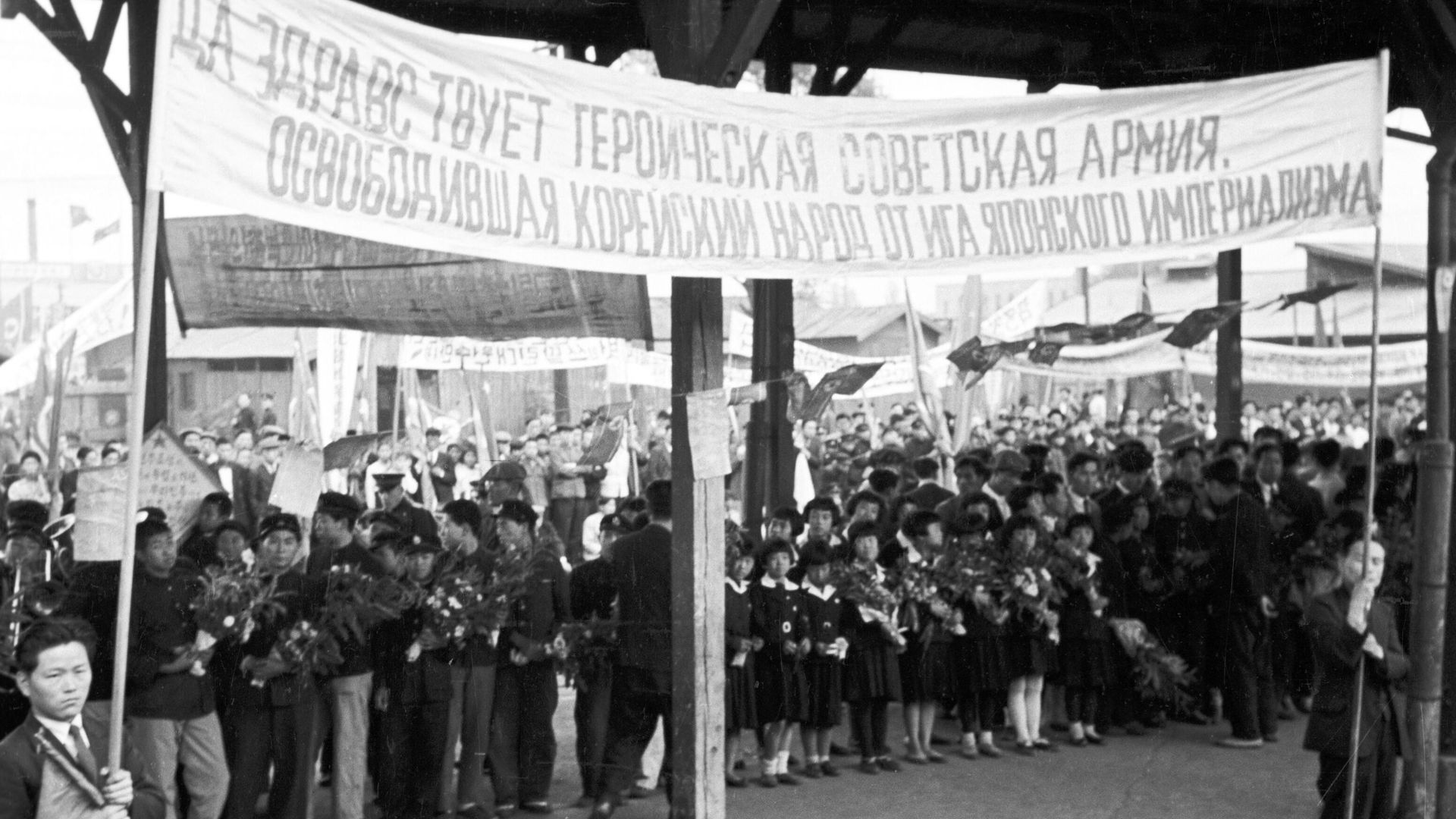 Многотысячный митинг населения Пхеньяна, собравшегося на городском вокзале для проводов частей Советской Армии, участвовавших в освобождении Северной Кореи от японской императорской армии Многотысячный митинг населения Пхеньяна, собравшегося на городском вокзале для проводов частей Советской Армии, участвовавших в освобождении Северной Кореи от японской императорской армии - РИА Новости, 1920, 27.07.2026
