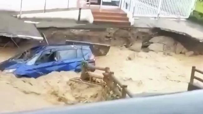 Последствия ливней в городе Кирисима на юге Японии