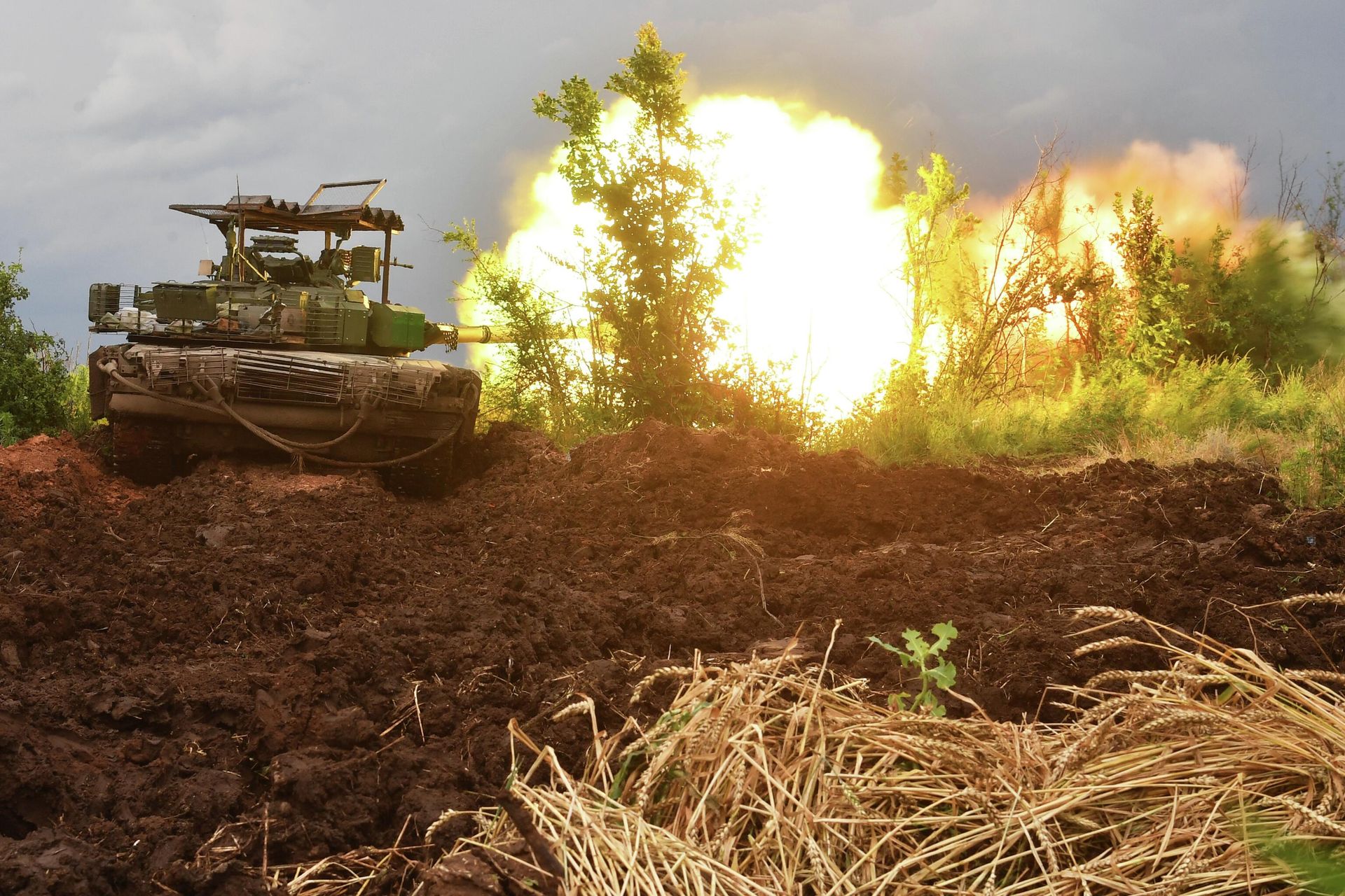 Танк Т-80 военнослужащих ВС РФ в зоне проведения СВО Танк Т-80 военнослужащих ВС РФ в зоне проведения СВО