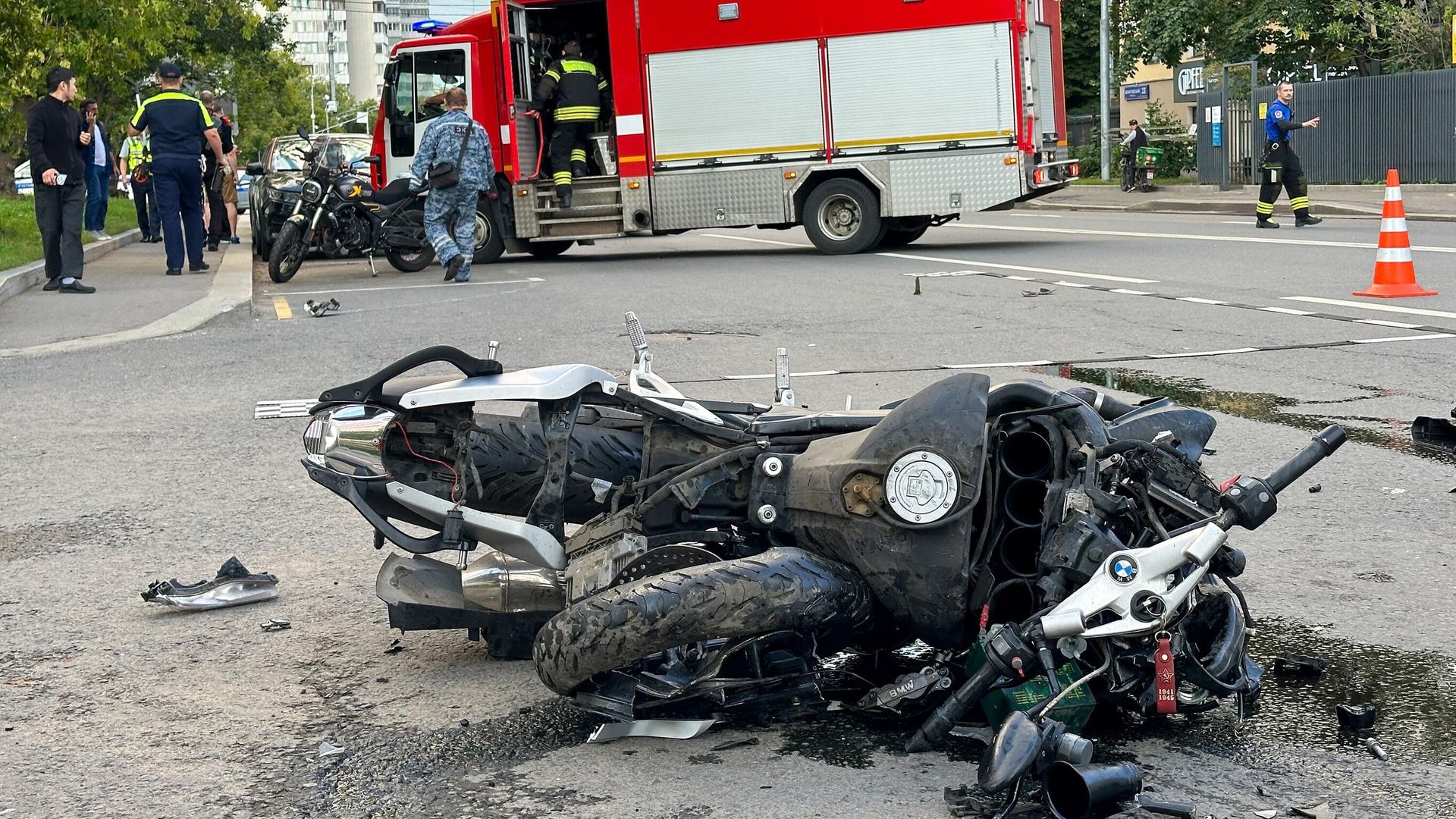 Последствия ДТП с участием мотоцикла и легкового автомобиля в районе пересечения Шмитовского проезда и Стрельбищенского переулка. 7 августа 2025 Последствия ДТП с участием мотоцикла и легкового автомобиля в районе пересечения Шмитовского проезда и Стрельбищенского переулка. 7 августа 2025 - РИА Новости, 1920, 07.08.2025