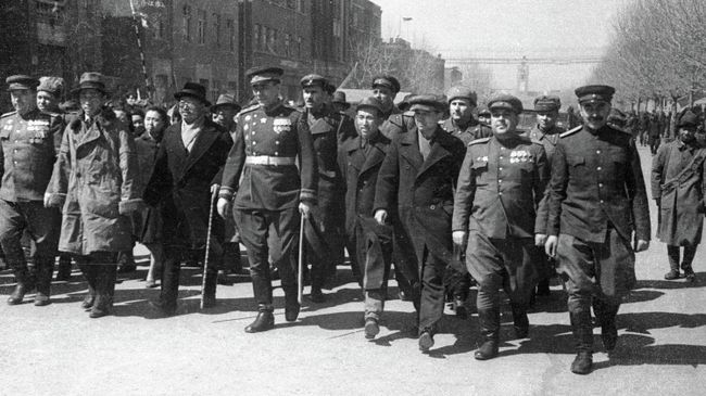 Жители Маньчжурии провожают советские войска 1-го Дальневосточного фронта после прорыва обороны Квантунской армии