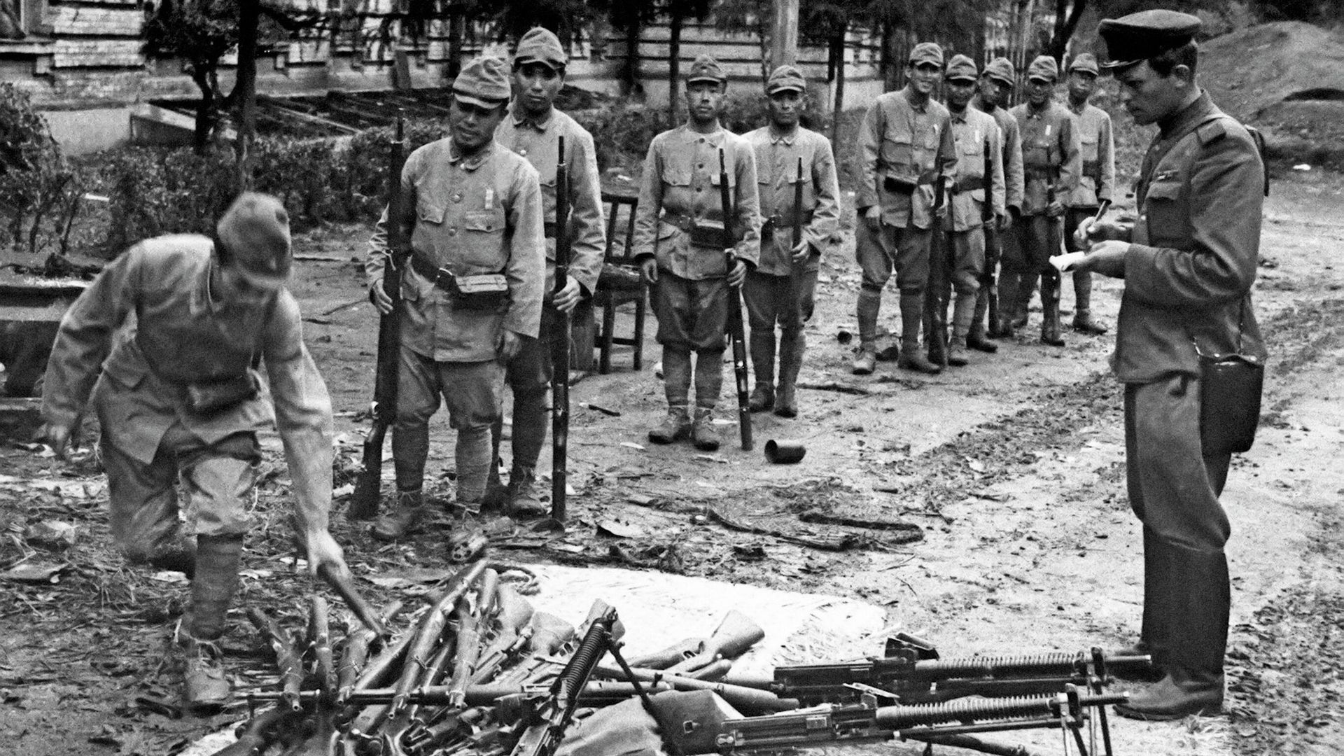 Японские солдаты капитулирующей 16 августа 1945 года Квантунской армии сдают свое оружие советскому офицеру Японские солдаты капитулирующей 16 августа 1945 года Квантунской армии сдают свое оружие советскому офицеру - РИА Новости, 1920, 03.09.2025