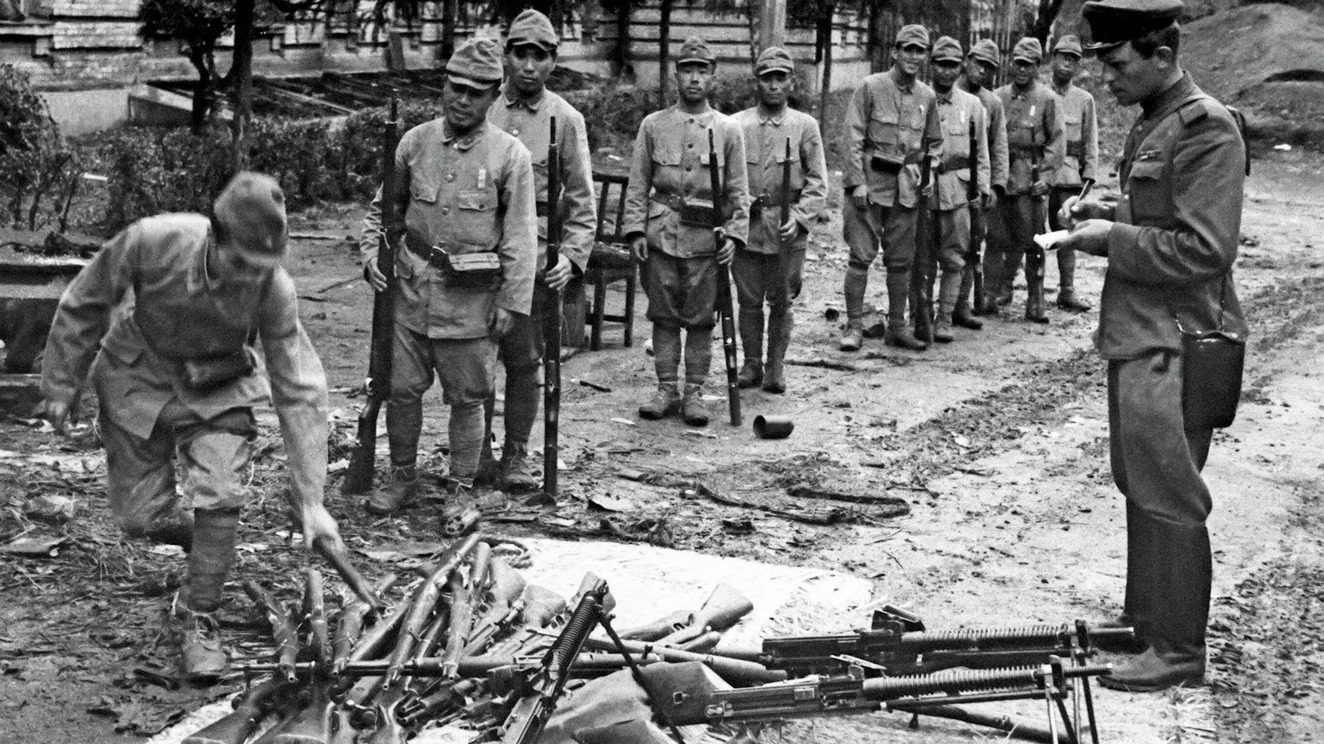 Японские солдаты капитулирующей 16 августа 1945 года Квантунской армии сдают свое оружие советскому офицеру Японские солдаты капитулирующей 16 августа 1945 года Квантунской армии сдают свое оружие советскому офицеру - РИА Новости, 1920, 03.09.2026