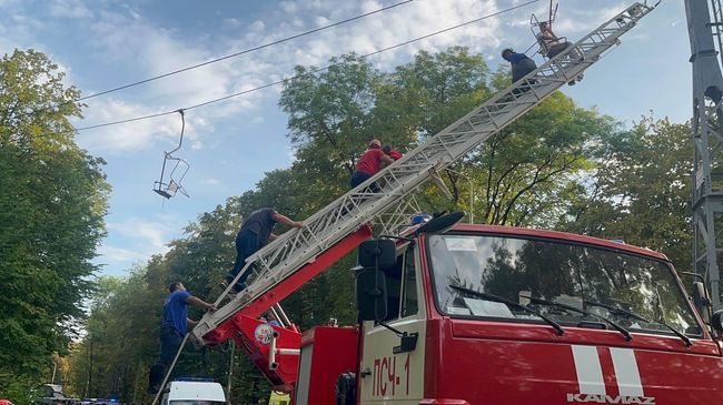 Эвакуация людей с канатной дороги в курортной зоне Нальчика