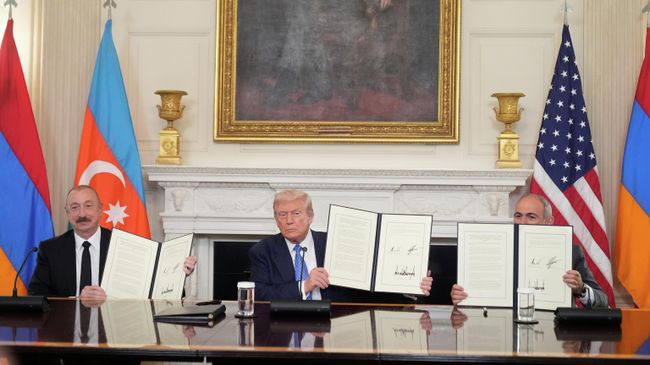 Президент США Дональд Трамп, президент Азербайджана Ильхам Алиев и премьер-министр Армении Никол Пашинян во время церемонии подписания трехстороннего соглашения между странами