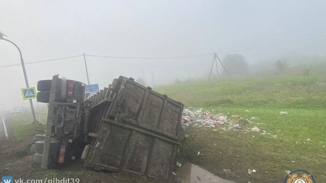 На месте ДТП с участием грузового автомобиля и автобуса в Калининградской области