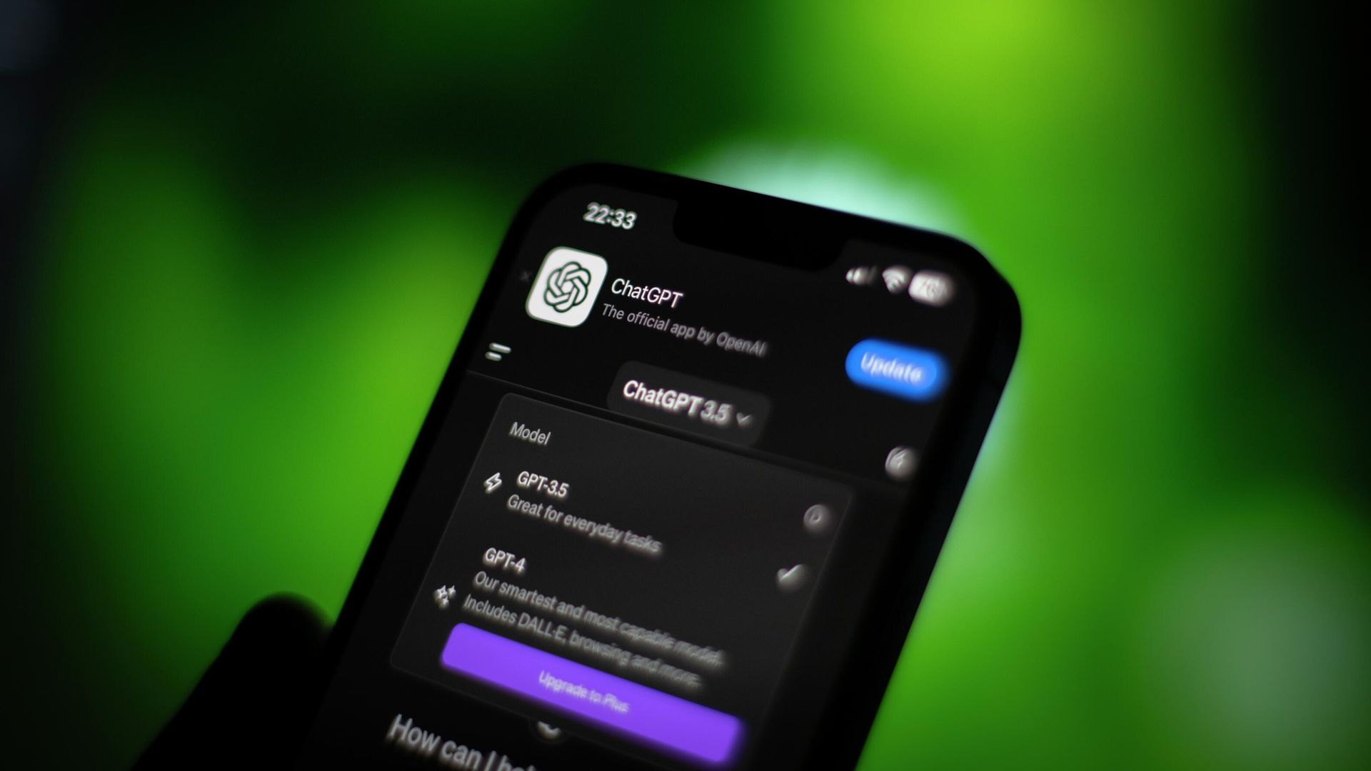 Приложение ChatGPT на мобильном телефоне Приложение ChatGPT на мобильном телефоне - РИА Новости, 1920, 10.08.2025