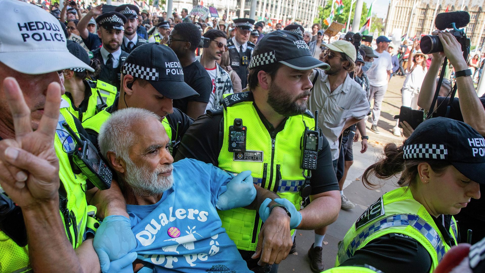 Задержание протестующего во время акции в поддержку запрещенной пропалестинской группы Palestine Action в Лондоне. 9 августа 2025 Задержание протестующего во время акции в поддержку запрещенной пропалестинской группы Palestine Action в Лондоне. 9 августа 2025 - РИА Новости, 1920, 10.08.2025