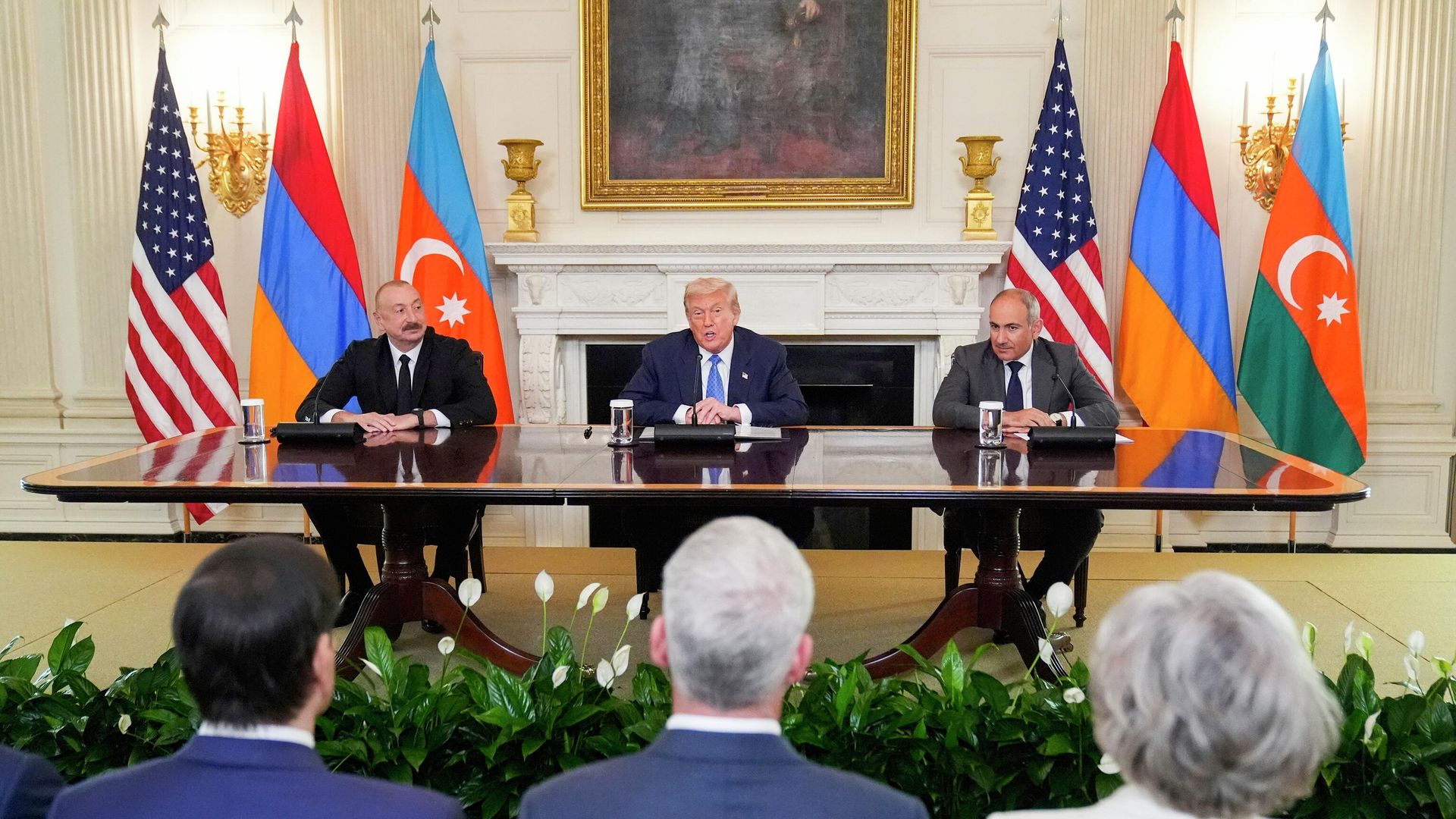 Президент США Дональд Трамп, президент Азербайджана Ильхам Алиев и премьер-министр Армении Никол Пашинян во время церемонии подписания трехстороннего соглашения между странами - РИА Новости, 1920, 01.04.2026