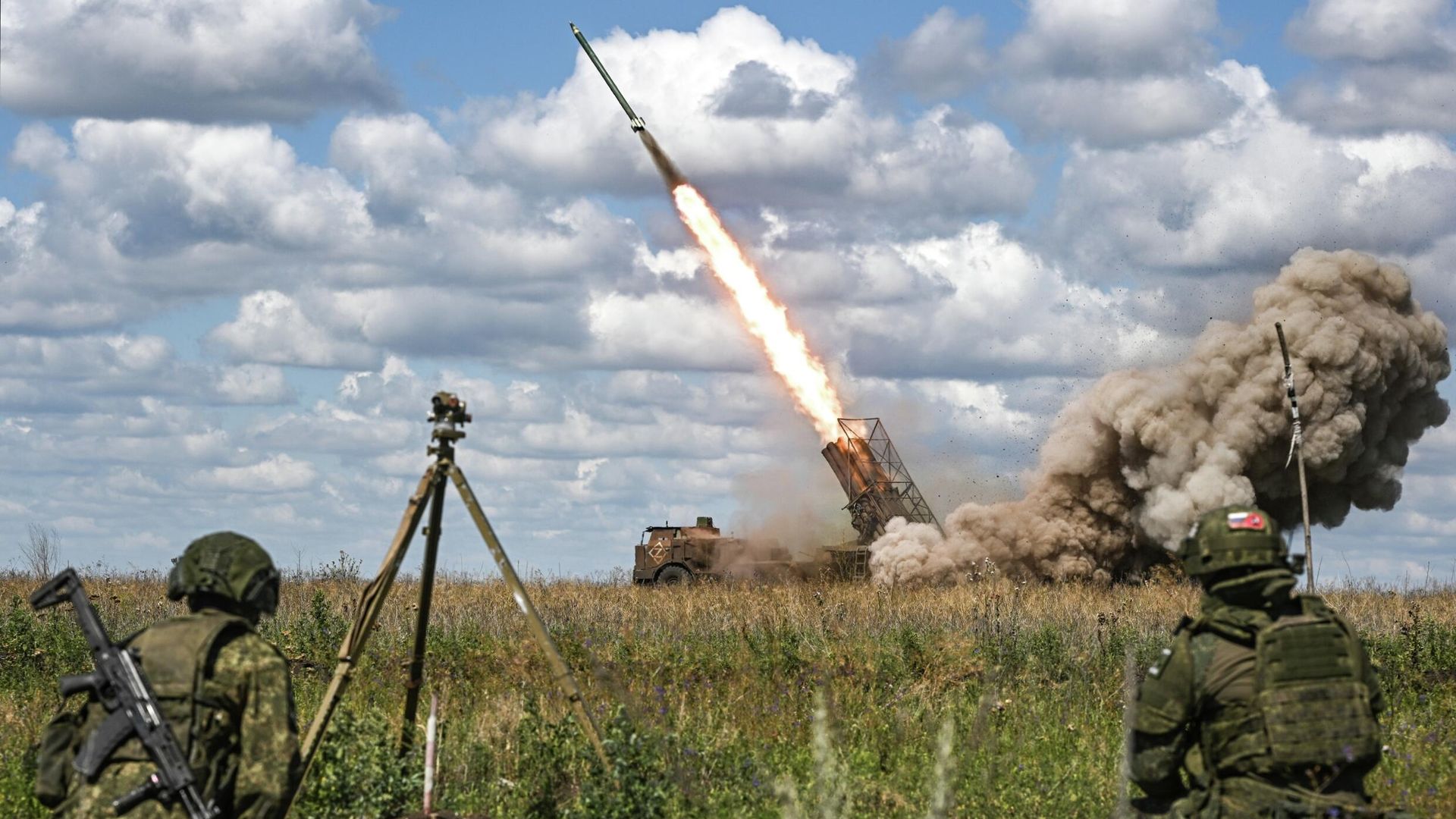 Боевая работа расчета установки РСЗО Ураган Боевая работа расчета установки РСЗО Ураган - РИА Новости, 1920, 07.09.2025