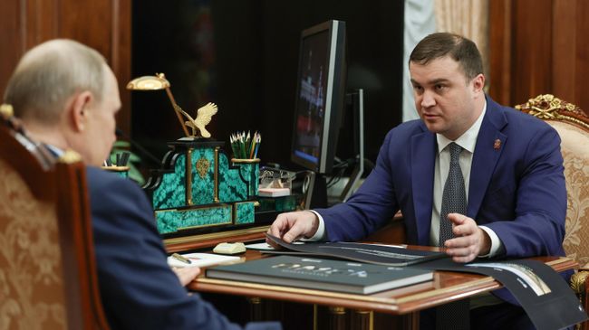 Президент РФ Владимир Путин и губернатор Омской области Виталий Хоценко во время встречи Президент РФ Владимир Путин и губернатор Омской области Виталий Хоценко во время встречи