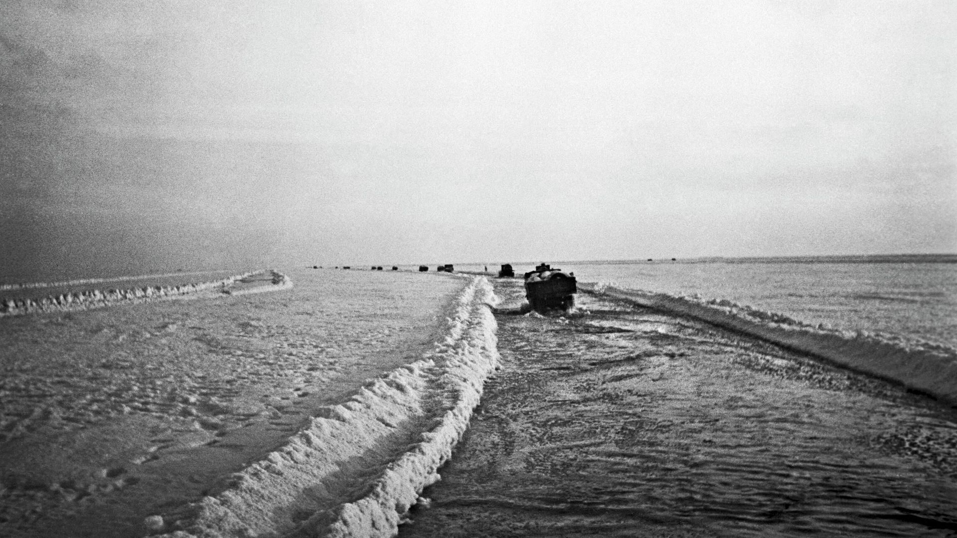 На водно-ледяной трассе Ладожского озера - Дороге жизни На водно-ледяной трассе Ладожского озера - Дороге жизни - РИА Новости, 1920, 27.01.2026