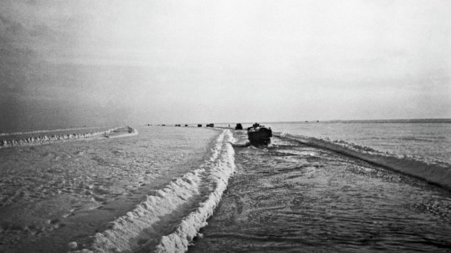 На водно-ледяной трассе Ладожского озера - Дороге жизни