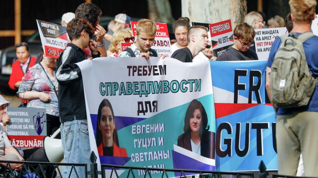 Сторонники главы Гагаузской автономии в составе Молдавии Евгении Гуцул и активистки блока Победа Светланы Попан Сторонники главы Гагаузской автономии в составе Молдавии Евгении Гуцул и активистки блока Победа Светланы Попан