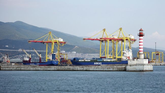 Контейнерные портовые краны в Новороссийском морском торговом порту Контейнерные портовые краны в Новороссийском морском торговом порту