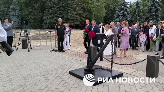 Возложение цветов и венков в Курске в 25-ю годовщину гибели экипажа подводной лодки Курск