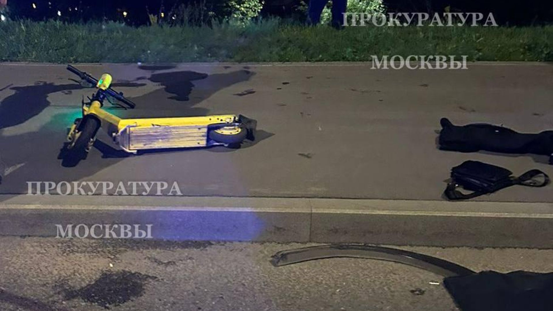 На месте происшествия, где ребенок на электросамокате въехал в мачту освещения в Москве. 12 августа 2025 На месте происшествия, где ребенок на электросамокате въехал в мачту освещения в Москве. 12 августа 2025 - РИА Новости, 1920, 12.08.2025
