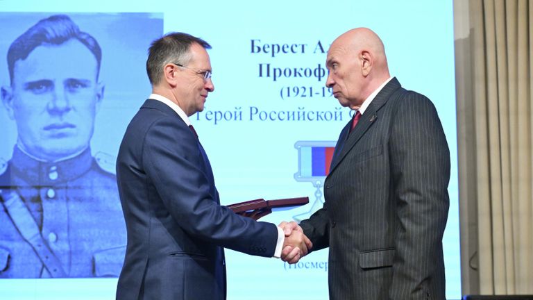 Помощник президента России Владимир Мединский и внук Героя России Алексей Берест на церемонии передачи Золотой звезды Героя России потомкам участника Великой Отечественной войны Алексея Прокофьевича Береста Помощник президента России Владимир Мединский и внук Героя России Алексей Берест на церемонии передачи Золотой звезды Героя России потомкам участника Великой Отечественной войны Алексея Прокофьевича Береста