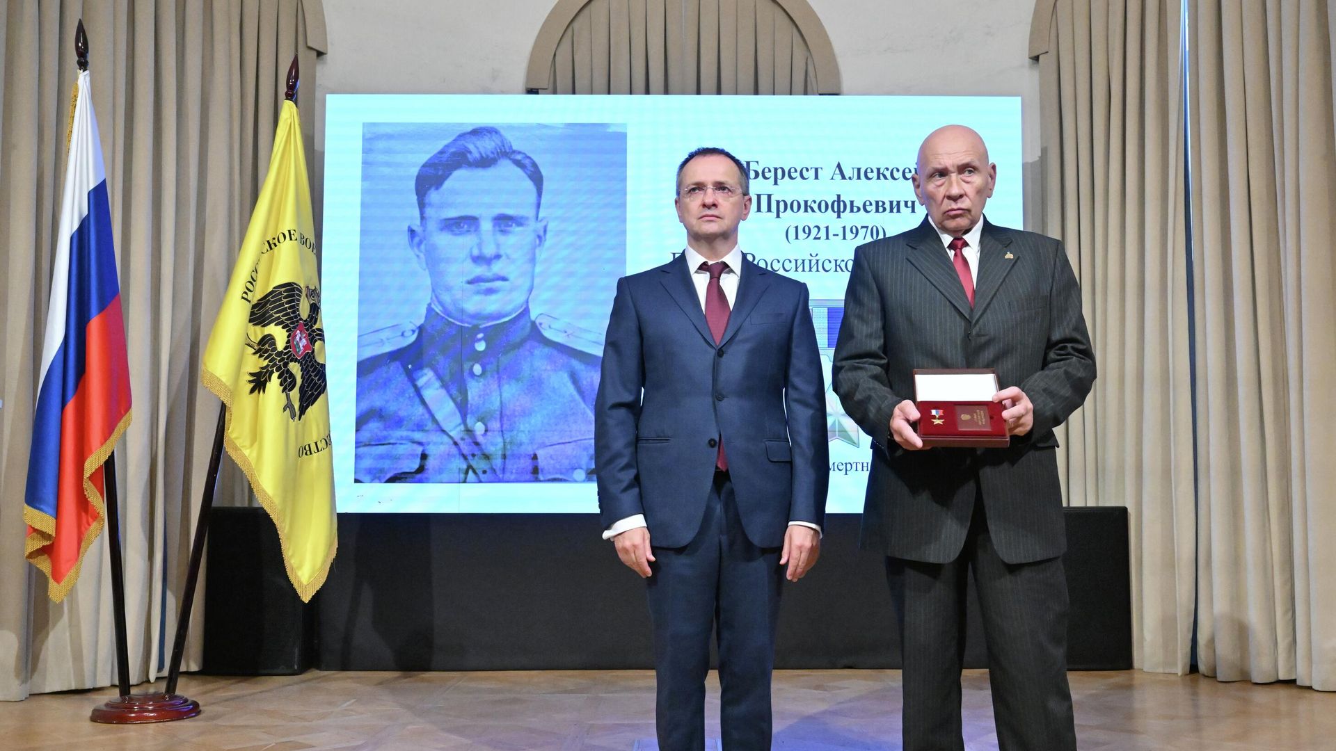 Помощник президента России Владимир Мединский и внук Героя России Алексей Берест на церемонии передачи Золотой звезды Героя России потомкам участника Великой Отечественной войны Алексея Прокофьевича Береста - РИА Новости, 1920, 12.08.2025