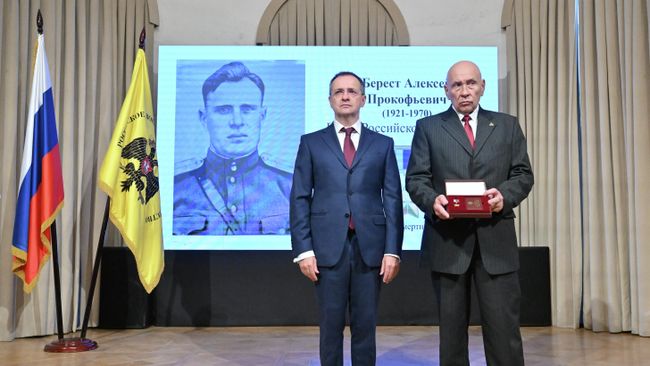 Помощник президента России Владимир Мединский и внук Героя России Алексей Берест на церемонии передачи Золотой звезды Героя России потомкам участника Великой Отечественной войны Алексея Прокофьевича Береста