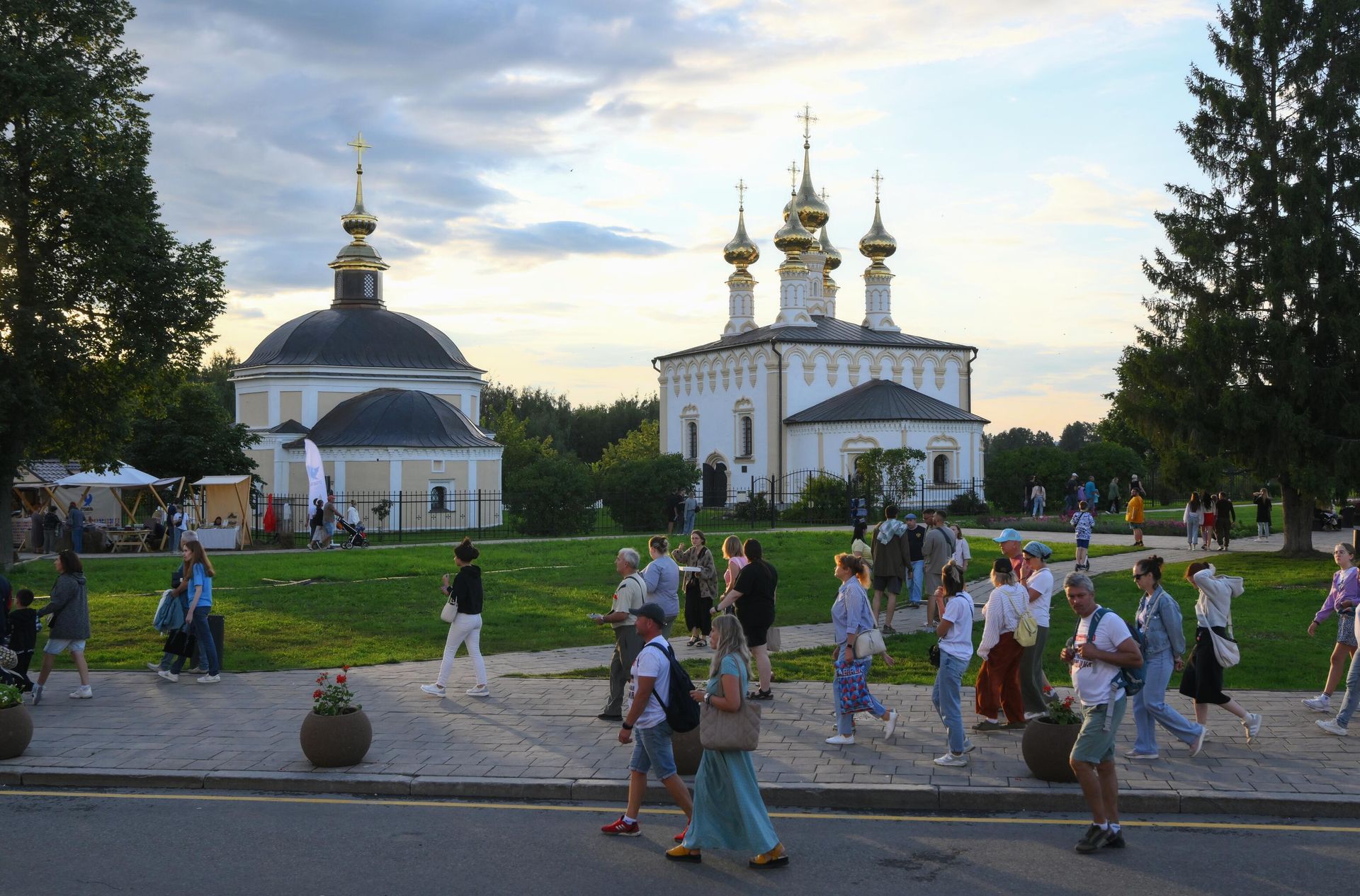 Люди отдыхают в центре Суздаля - РИА Новости, 1920, 09.06.2026