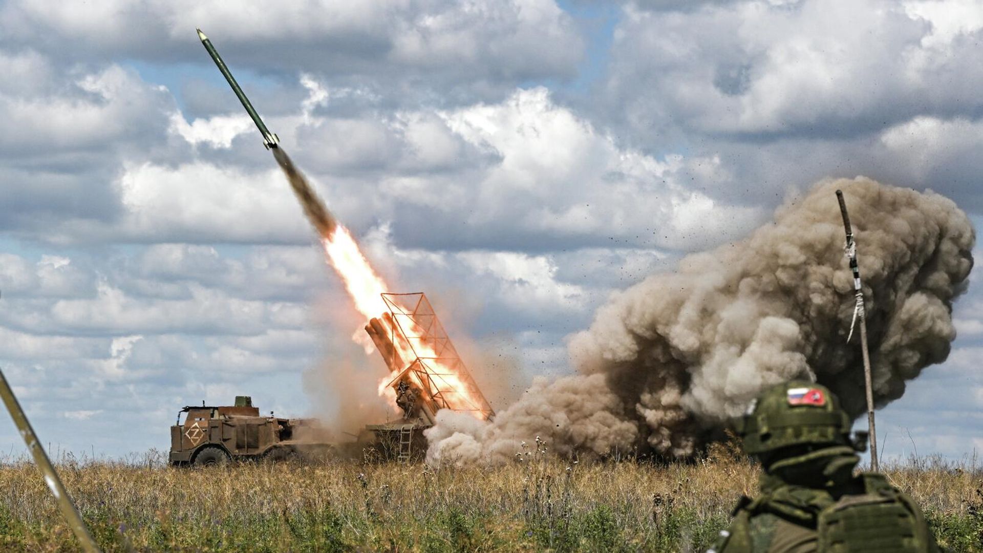 Боевая работа расчета установки РСЗО Ураган Боевая работа расчета установки РСЗО Ураган - РИА Новости, 1920, 16.10.2025