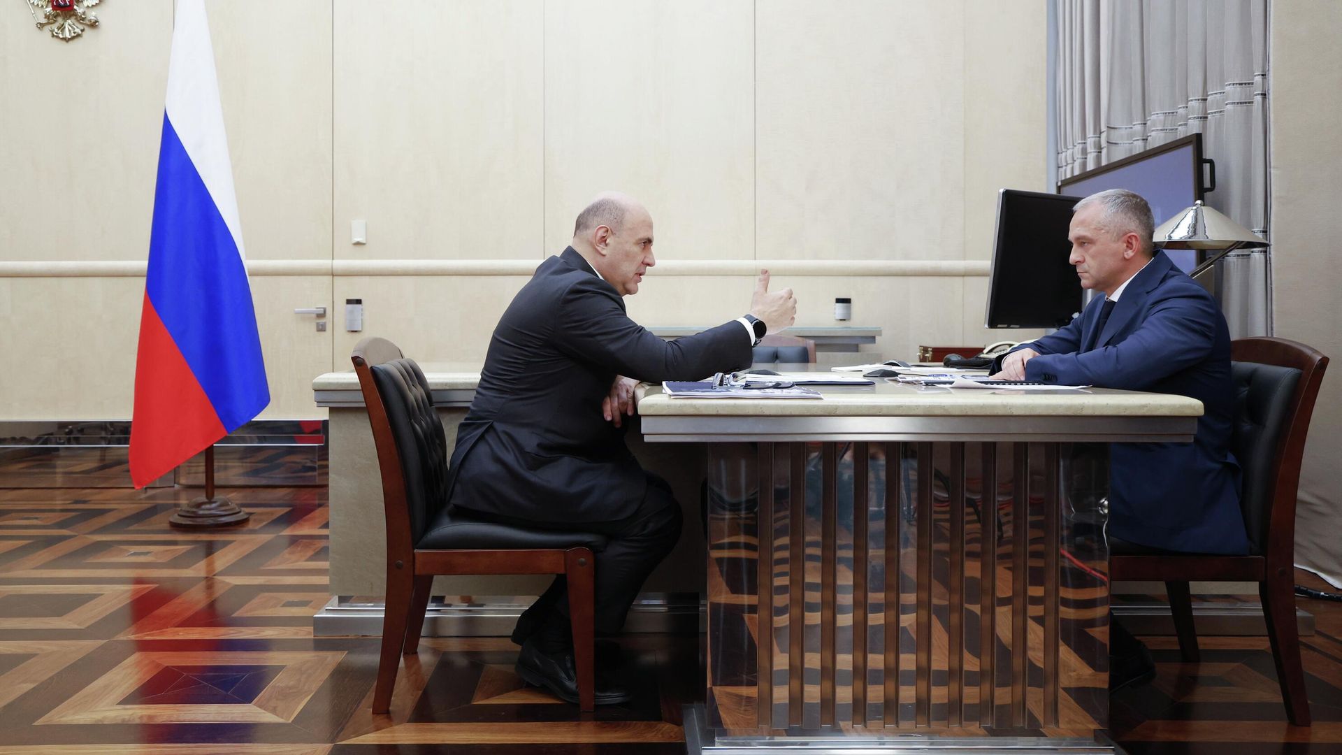 Председатель правительства РФ Михаил Мишустин и руководитель Федеральной службы по аккредитации Дмитрий Вольвач во время встречи. 13 августа 2025 - РИА Новости, 1920, 13.08.2025