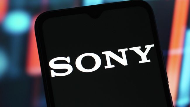 Логотип Sony на экране смартфона