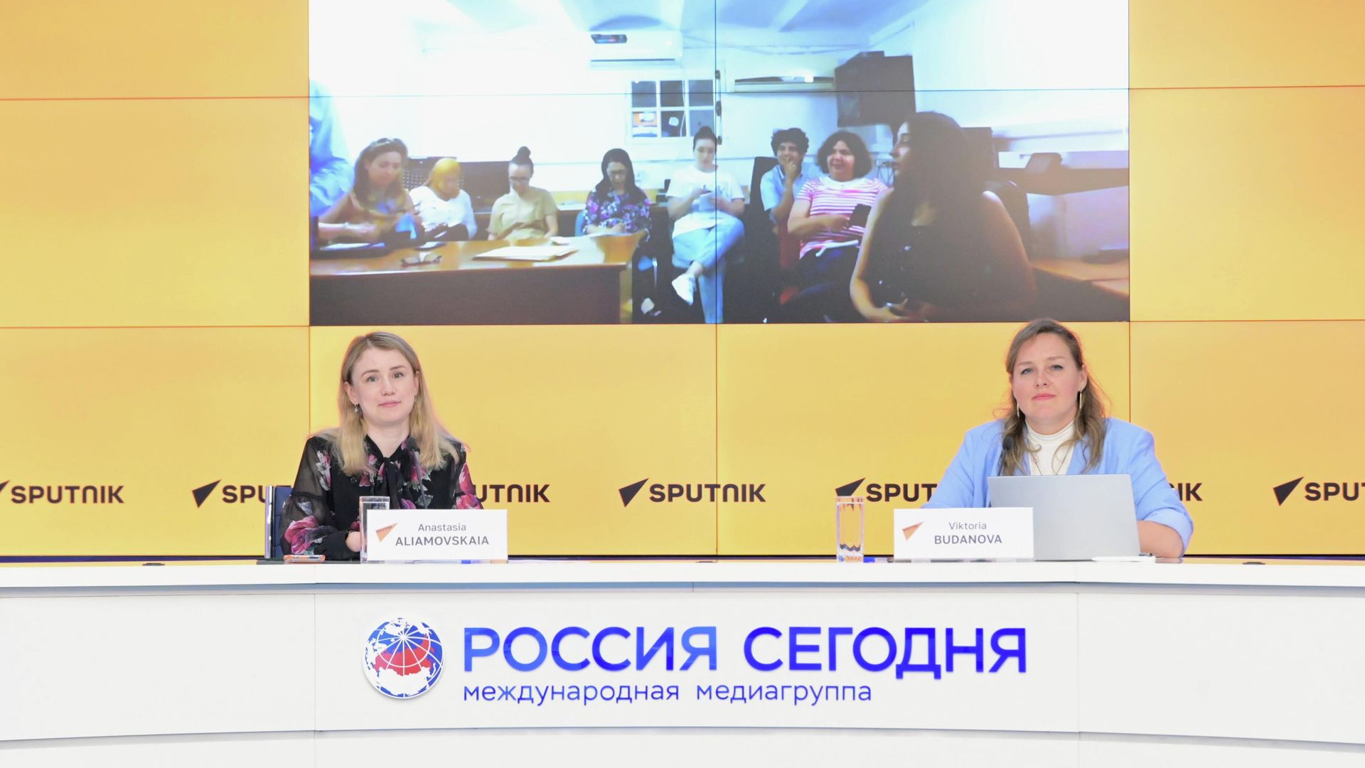 Участники мастер-класса SputnikPro для газеты Le Jeune Indépendant - РИА Новости, 1920, 13.08.2025